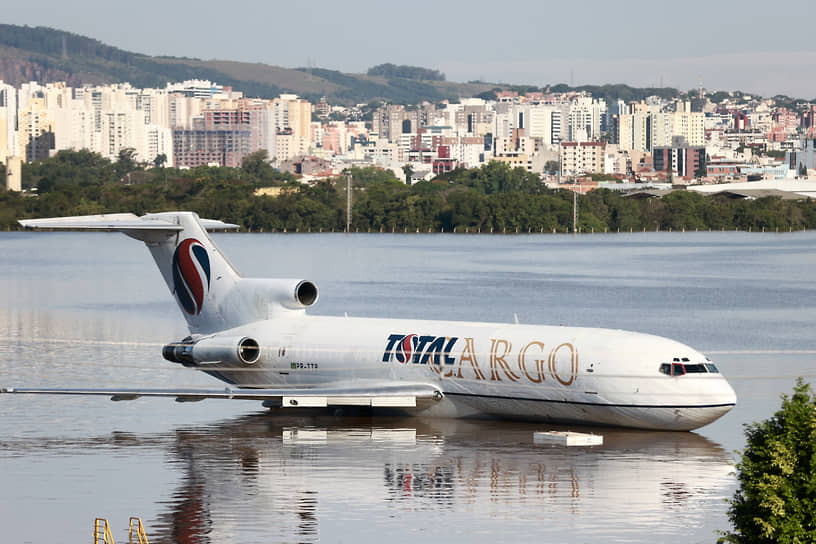 Самолет на затопленной взлетно-посадочной полосе в аэропорту Порту-Алегри