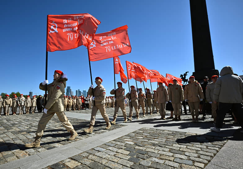 Церемония передачи 79 копий Знамени Победы в воинские части и подразделения участников СВО, выполняющих боевые задачи на передовой