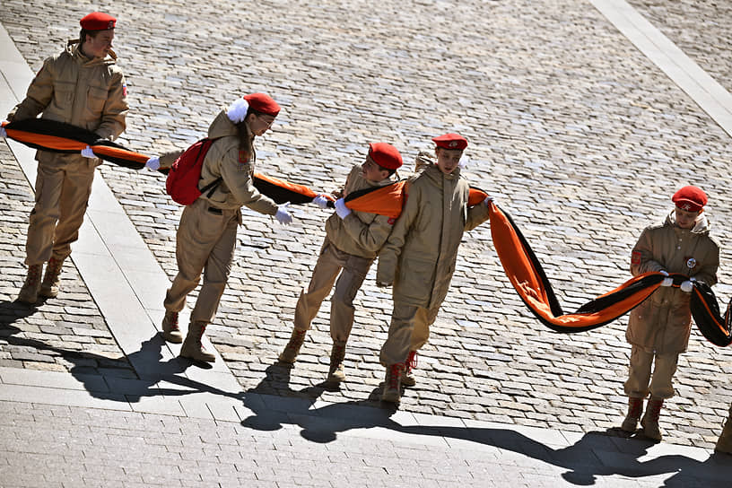 Юнармейцы на церемонии развертывания масштабной  георгиевской ленты