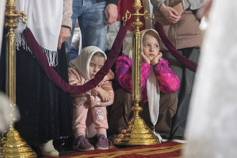 Верующие на пасхальном богослужении в Казанском кафедральном соборе