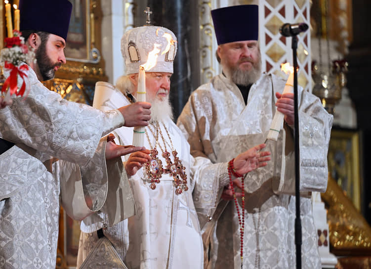 Патриарх Московский и всея Руси Кирилл (в центре) на пасхальной службе в храме Христа Спасителя