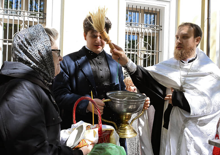 Клирик иерей Максим Бояров освящает куличи в храме Рождества Иоанна Предтечи на Пресне