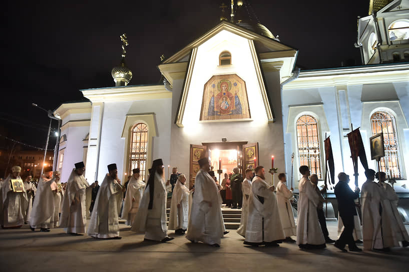 Священнослужители во время крестного хода на пасхальном богослужении в Вознесенском кафедральном соборе Новосибирска