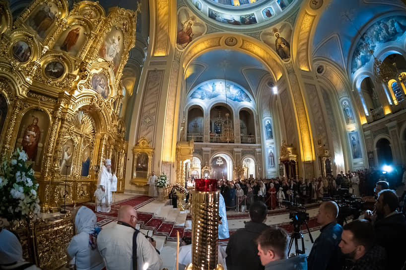 Праздничное пасхальное богослужение в Ростовском кафедральном соборе
