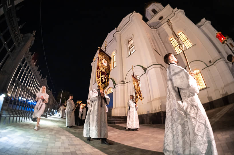Крестный ход в Ростовском кафедральном соборе