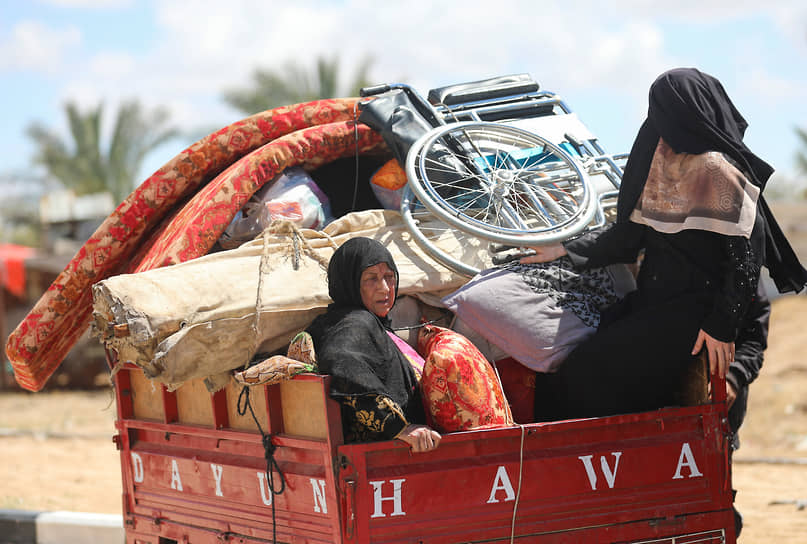 Хан-Юнис, сектор Газа. Палестинцы покидают свои дома перед израильским наступлением на Рафах