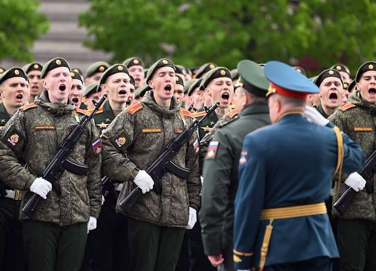 В начале репетиции под песню «Священная война» на Красную площадь вынесли государственный флаг и Знамя Победы