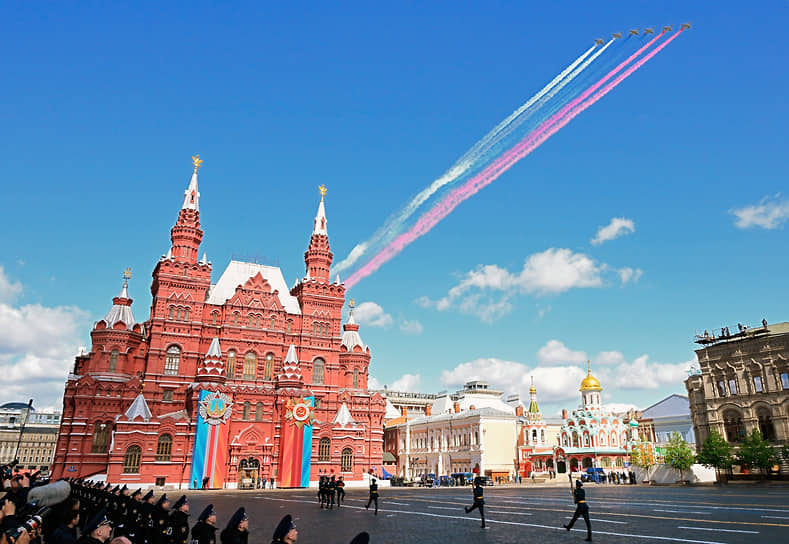 Над Красной площадью площадью пролетели две пилотажные группы — «Русские витязи» и «Стрижи» на истребителях Су-30СМ и МиГ-29 соответственно. Кроме того, шесть штурмовиков Су-25 (на фото) изобразили в небе российский триколор  