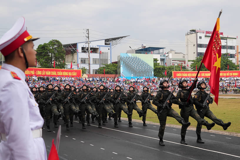 Дьенбьенфу, Вьетнам. Военный парад в честь 70-летия победы в битве при Дьенбьенфу, во время которой вьетнамские войска разбили французскую армию