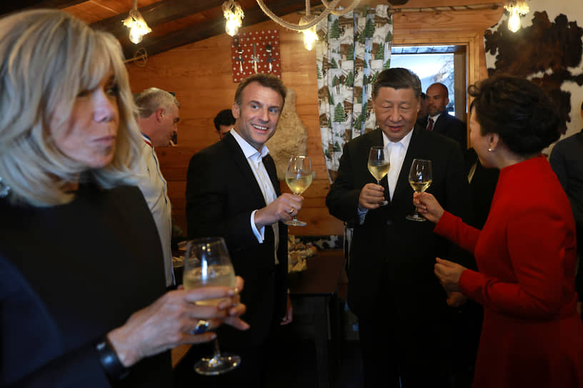 Коль-дю-Турмале, Франция. Председатель КНР Си Цзиньпин (второй справа) и его жена Пэн Лиюань (справа) пьют вино во время частной встречи с президентом Франции Эмманюэлем Макроном и его супругой Брижит после государственного визита китайского лидера в Париж