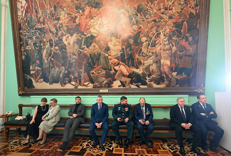 Участники церемонии перед началом на фоне картины Сергея Присекина «Кто с мечом к нам придет, от меча и погибнет!»