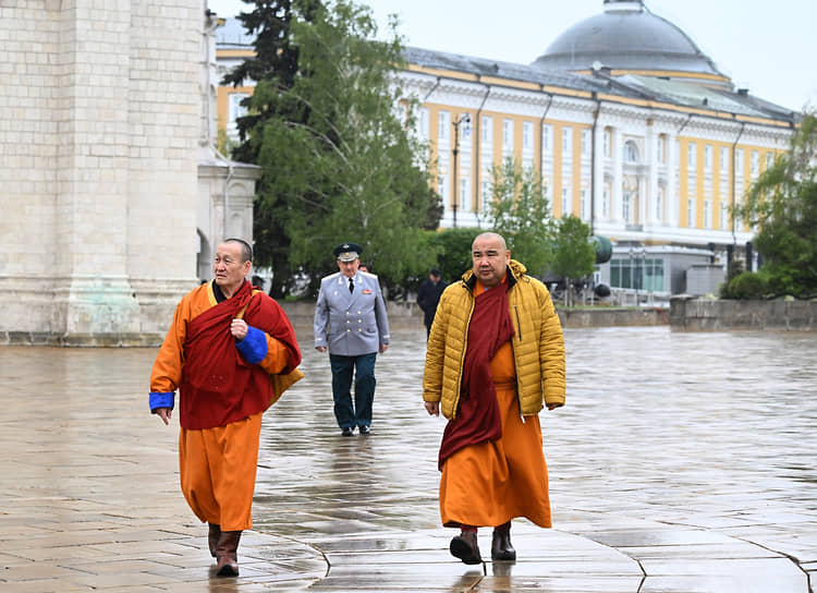 Глава Буддистской традиционной сангхи Пандито Хамбо-лама Дамба Аюшеев (слева)