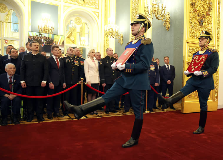 Военнослужащий Президентского полка со специальным экземпляром Конституции РФ