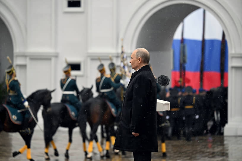 После первой части церемонии Владимир Путин вышел на улицу, где состоялся смотр Президентского полка