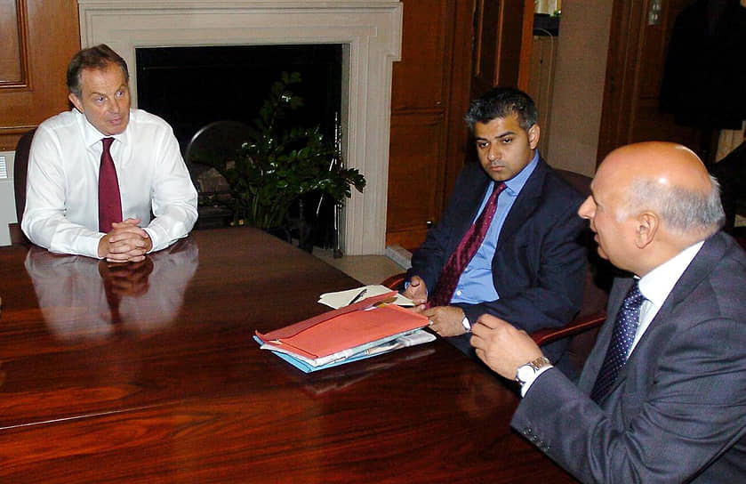 Премьер Британии Тони Блэр (слева) не ладил с Садиком Ханом (в центре); июль 2005 года
