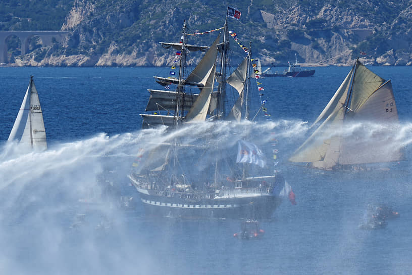 Марсель, Франция. Трехмачтовое парусное судно «Белен»,  доставляющее олимпийский огонь из Греции, плывет к городу