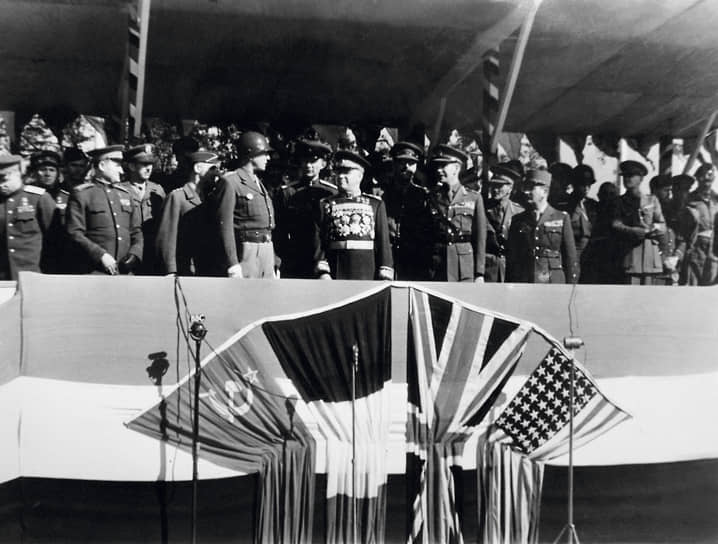 Маршал Советского союза Георгий Жуков (в центре) наблюдает за парадом Победы в Берлине, который состоялся 7 сентября 1945 года
