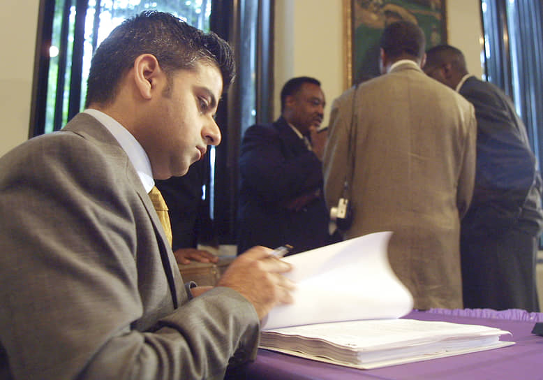 Адвокат Садик Хан с документами перед пресс-конференцией после отмены запрета на въезд в Великобританию его подзащитного Луиса Фаррахана в августе 2001 года