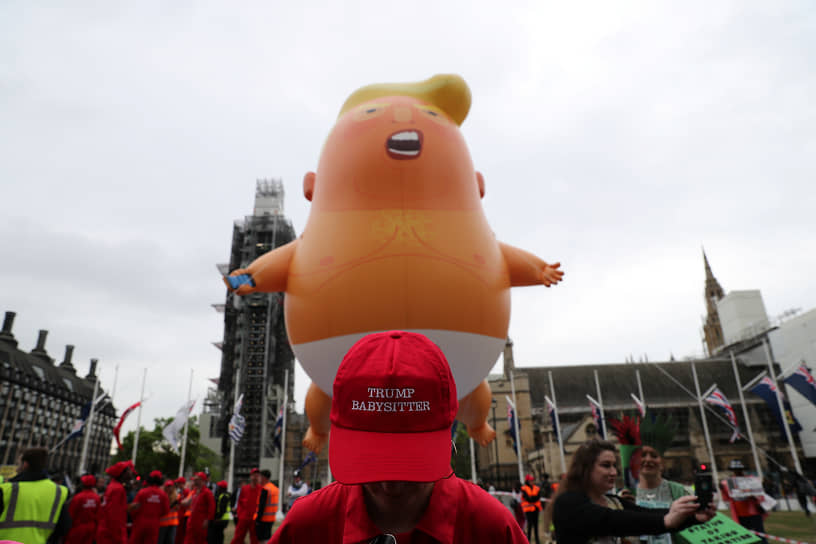 Протестующие пртив визита Дональда Трампа с одобрения мэра Лондона Хана запустили воздушный шар с изображением «малыша Трампа», июнь 2019 года