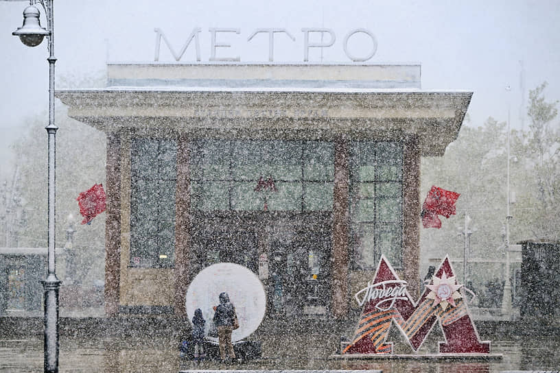 Москва. Вход на станцию метро «Чистые пруды» во время снегопада