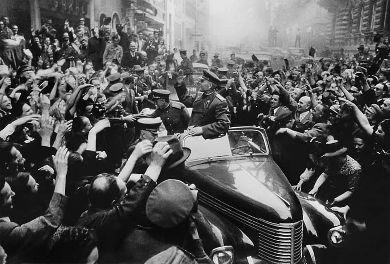Жители Праги приветствуют маршала Советского Союза Ивана Конева (в центре) во время празднования освобождения города от нацистов