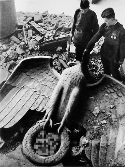 Советские воины на развалинах имперской канцелярии Третьего рейха в Берлине