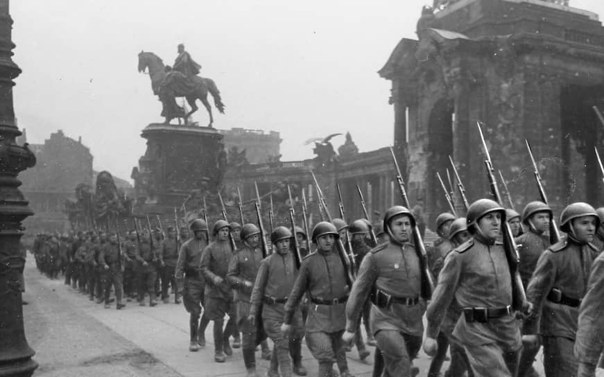 Участники операции по взятию Берлина маршируют по центру города 