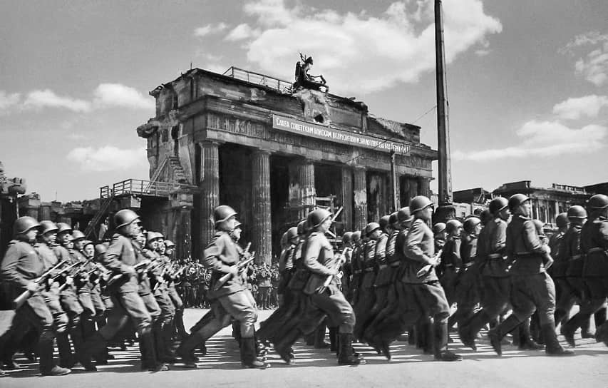 4 мая 1945 года по площади у Бранденбургских ворот в Берлине, где все еще слышались выстрелы, торжественным маршем прошли советские солдаты