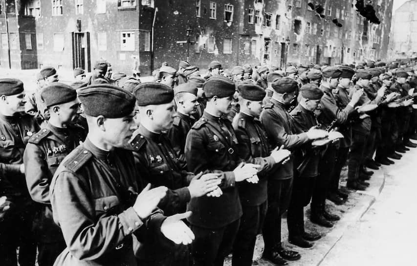 Торжественный митинг в полку героя Советского Союза полковника Федора Зинченко в Берлине 