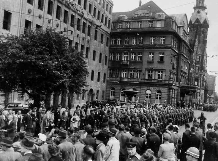 Бойцы Красной армии маршируют по улице Лейпцига 