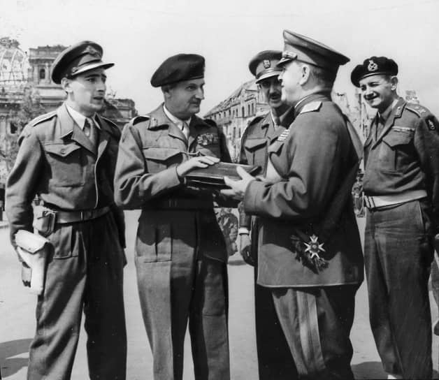 Британский фельдмаршал Бернард Монтгомери вручает маршалу Советского Союза Георгию Жукову Большой Крест рыцарского ордена Бани в Берлине 12 июля 1945 года 