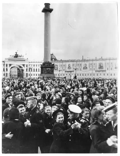 Народные гуляния на Дворцовой площади в Ленинграде 