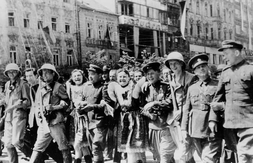 Советские и чехословацкие воины с жителями Праги