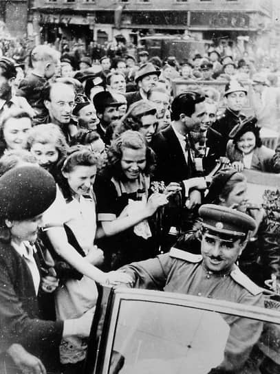 Жители Праги приветствуют советских солдат