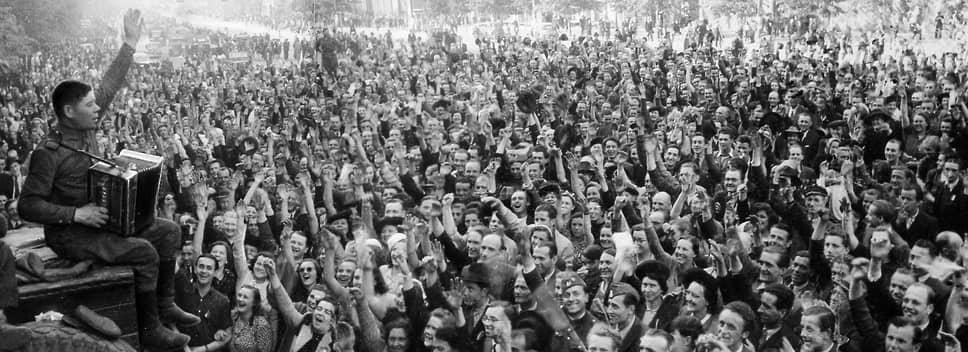 Жители Праги приветствуют советскую армию
