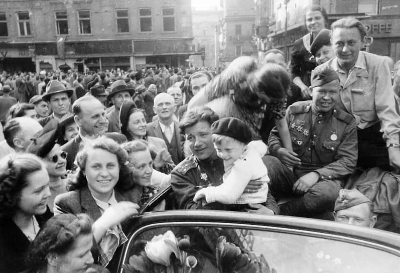 Жители Праги встречают автомобиль с советскими военными 