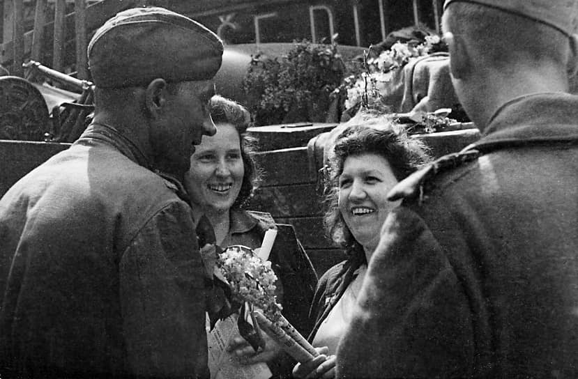 Советские солдаты беседуют с жительницами Праги 