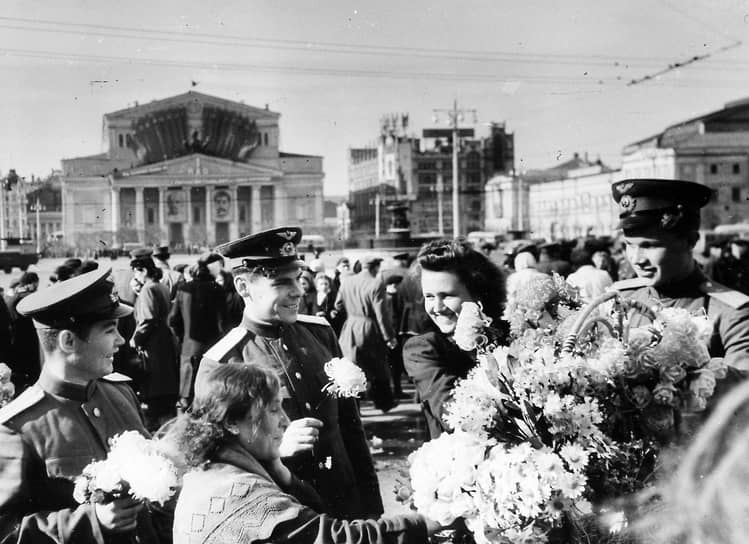 Гуляния на площади Свердлова в Москве (ныне — Театральной) летом 1945 года