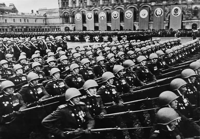 Впервые парад Победы на Красной площади состоялся 24 июня 1945 года. В нем приняли участие свыше 35 тыс. бойцов и командиров Красной армии и Военно-морского флота