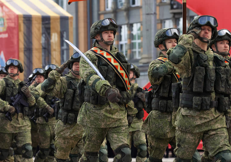 В параде на площади 1905 года в Екатеринбурге участвовали более 2 тыс. военнослужащих