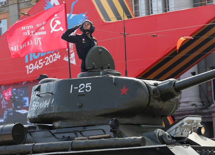 Механизированную колонну на параде в Екатеринбурге по традиции возглавил танк Т-34