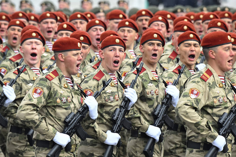 Войска национальной гвардии во время парада в Москве 