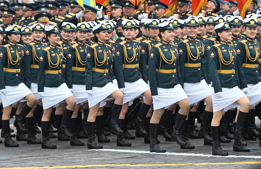 Женский батальон принимает участие в параде на Красной площади