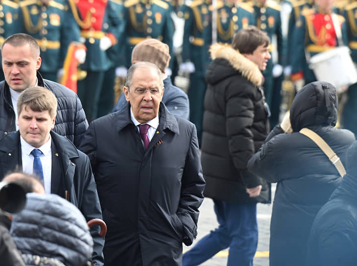 И. о. министра иностранных дел России Сергей Лавров (в центре) на параде в Москве