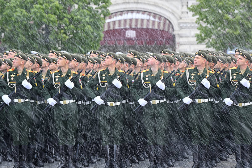 Военнослужащие под снегопадом во время парада в Москве