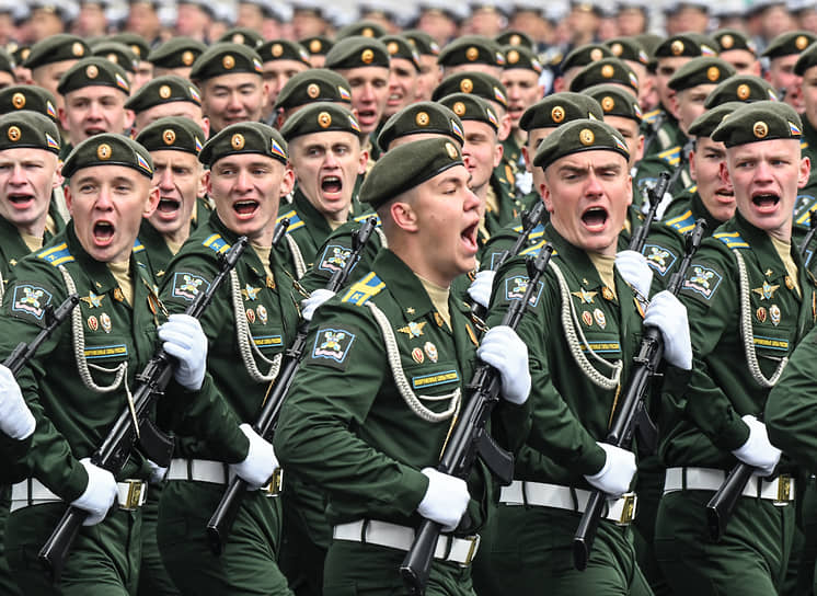 В военном параде на Красной площади в Москве приняли участие более 9 тыс. военнослужащих