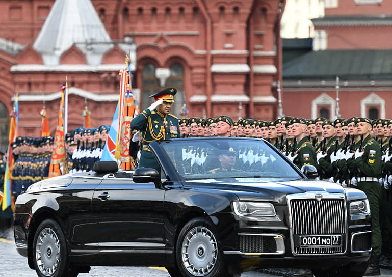 И. о. министра обороны РФ Сергей Шойгу поприветствовал парадные расчеты на Красной площади