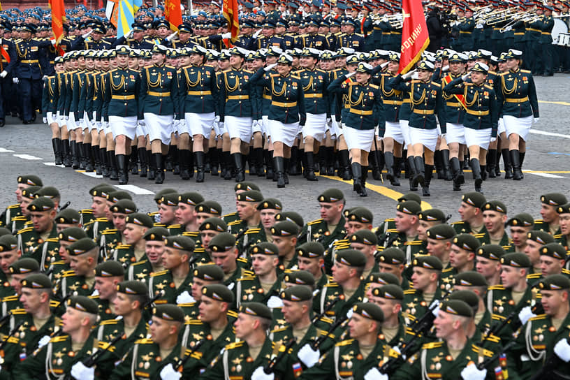 Женский батальон на параде Победы в Москве