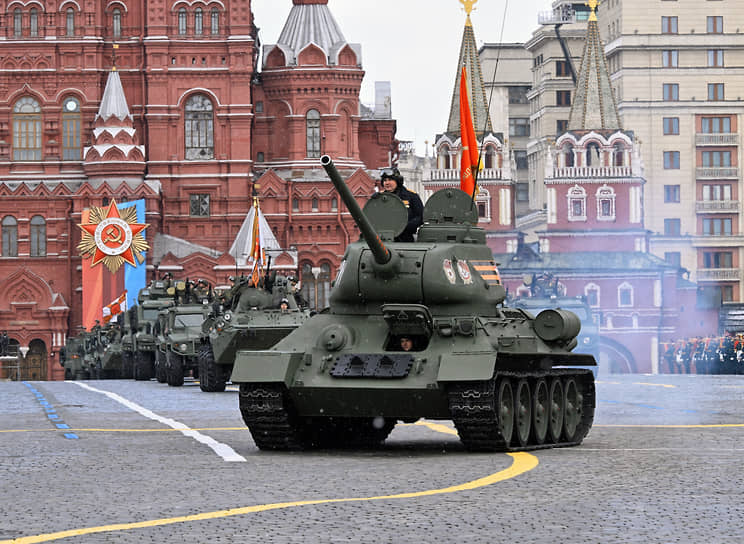 Проход военной техники в Москве традиционно открыл танк Т-34