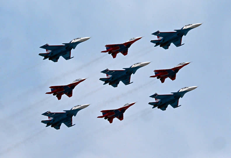 Над Красной площадью пролетели истребители Су-30СМ и МиГ-29 пилотажных групп «Русские витязи» и «Стрижи»